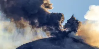 Prosegue eruzione Etna con cenere vulcanica, ripristinate le operazioni di volo a Catania