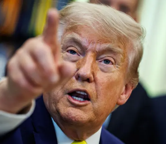 Trump “Abbiamo il controllo totale dello Stretto di Hormuz e lo manterremo”