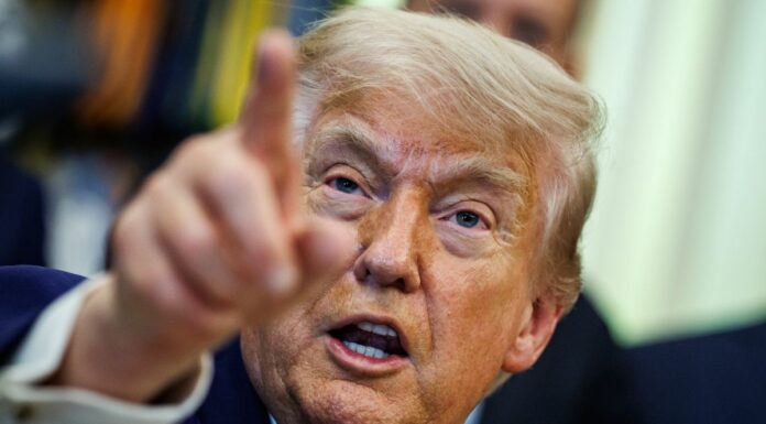 Trump “Abbiamo il controllo totale dello Stretto di Hormuz e lo manterremo”