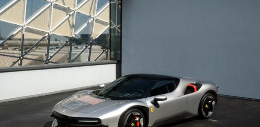 Ferrari CZ26, la nuova ONE-OFF basata sulla SF90 Stradale debutta a Pebble Beach
