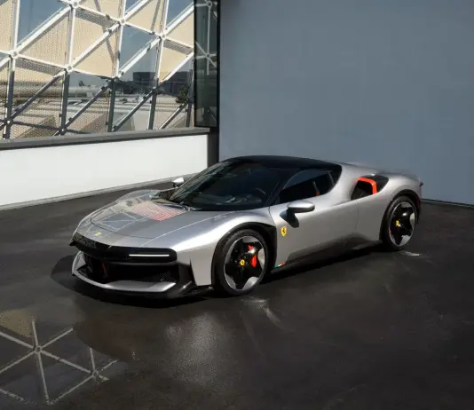 Ferrari CZ26, la nuova ONE-OFF basata sulla SF90 Stradale debutta a Pebble Beach