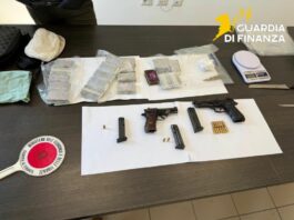 Napoli, sequestrati a Casavatore 2 kg di hashish e tre pistole. Un arresto