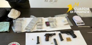 Napoli, sequestrati a Casavatore 2 kg di hashish e tre pistole. Un arresto