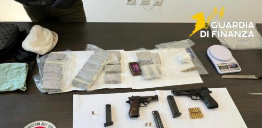Napoli, sequestrati a Casavatore 2 kg di hashish e tre pistole. Un arresto