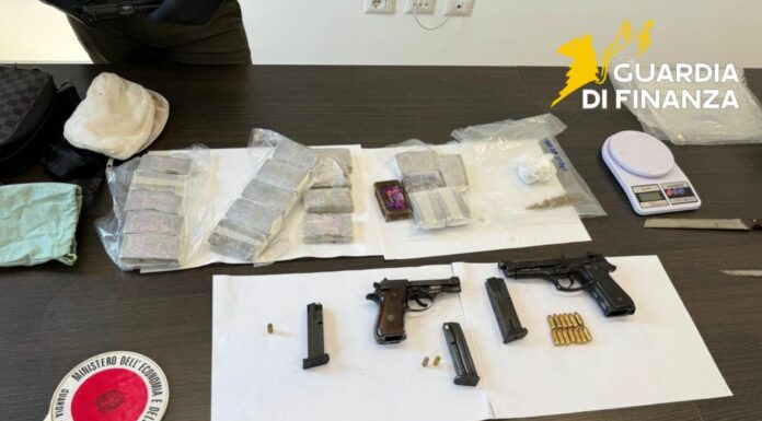 Napoli, sequestrati a Casavatore 2 kg di hashish e tre pistole. Un arresto
