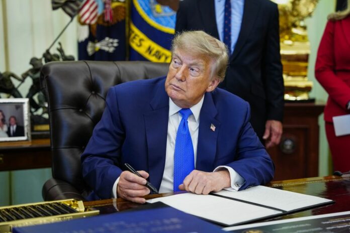 Washington, Donald Trump firma un ordine esecutivo per ridurre i vaccini per i bambini