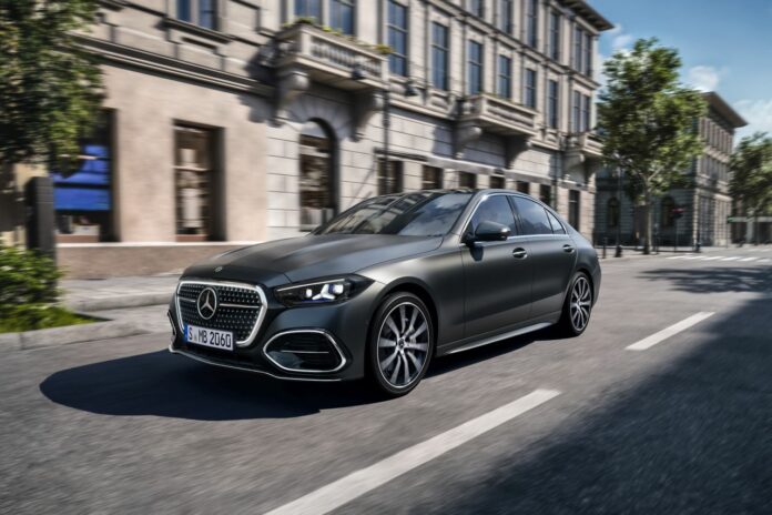 Vertraute Stärke auf einem neuen Niveau: Die neue Mercedes-Benz C Klasse bleibt sich treu – und wächst über sich hinausThe new Mercedes-Benz C-Class: Refined strength. Trusted continuity.