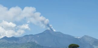 Ripresa sull’Etna attività stromboliana dal cratere Voragine, emissione di cenere