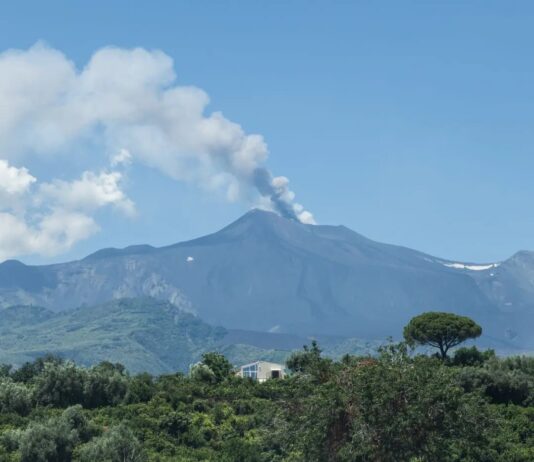 Ripresa sull’Etna attività stromboliana dal cratere Voragine, emissione di cenere