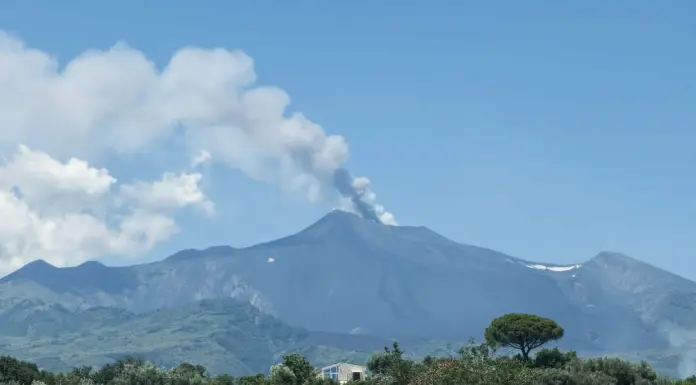 Ripresa sull’Etna attività stromboliana dal cratere Voragine, emissione di cenere