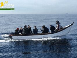 Intercettato un barchino con a bordo migranti in Sardegna, arrestato lo scafista
