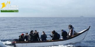 Intercettato un barchino con a bordo migranti in Sardegna, arrestato lo scafista