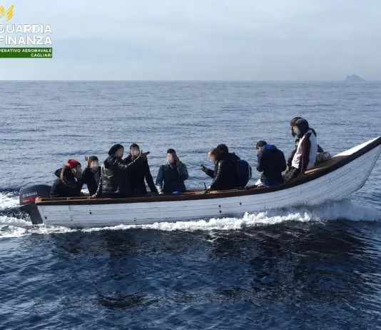 Intercettato un barchino con a bordo migranti in Sardegna, arrestato lo scafista