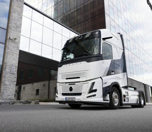 Volvo lancia un camion in edizione speciale per celebrare il suo centenario