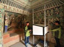 Cina, restauratori al lavoro per preservare le grotte di Mogao