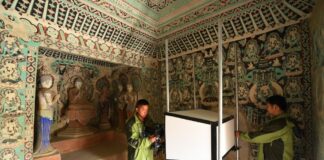 Cina, restauratori al lavoro per preservare le grotte di Mogao