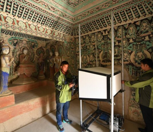 Cina, restauratori al lavoro per preservare le grotte di Mogao