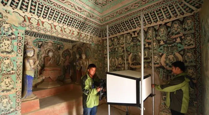 Cina, restauratori al lavoro per preservare le grotte di Mogao