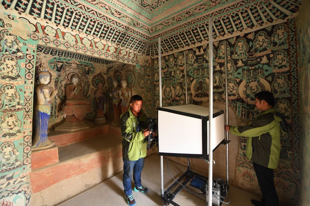 Cina, restauratori al lavoro per preservare le grotte di Mogao