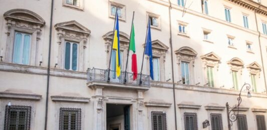 Governo proroga sconto accise e approva decreto per continuità impianti ex Ilva