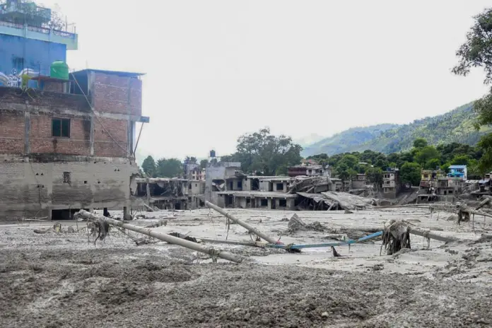 Tragica alluvione in Nepal e Tibet : L'esercito nepalese evacua le vittime delle inondazioni verso Kathmandu