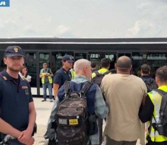 Immigrazione, rimpatriati al Cairo con volo charter 23 egiziani espulsi