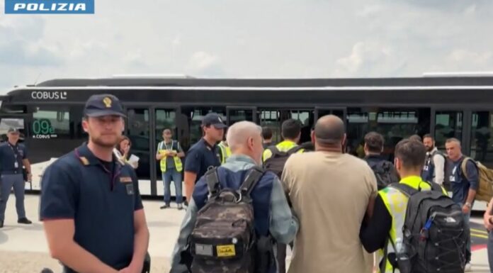 Immigrazione, rimpatriati al Cairo con volo charter 23 egiziani espulsi