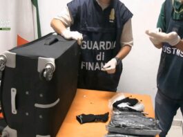 Trasportavano 17 chili di shaboo nascosti nelle valigie, due arresti a Fiumicino