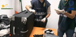 Trasportavano 17 chili di shaboo nascosti nelle valigie, due arresti a Fiumicino