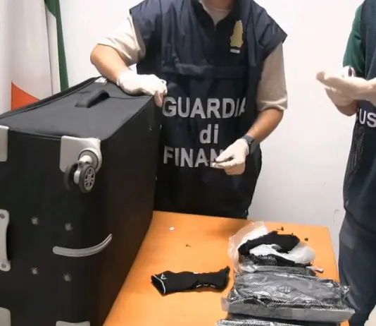 Trasportavano 17 chili di shaboo nascosti nelle valigie, due arresti a Fiumicino