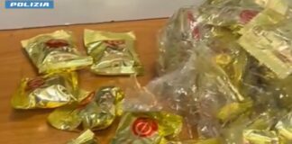 Cinque chili di cocaina nascosta nei biscotti della fortuna, arrestata a Fiumicino
