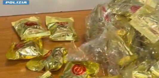 Cinque chili di cocaina nascosta nei biscotti della fortuna, arrestata a Fiumicino
