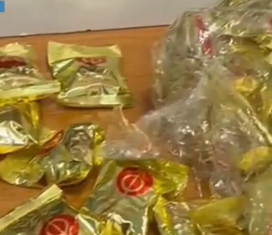 Cinque chili di cocaina nascosta nei biscotti della fortuna, arrestata a Fiumicino