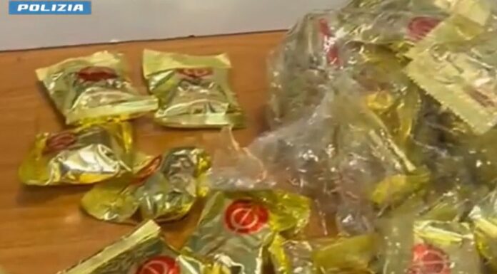 Cinque chili di cocaina nascosta nei biscotti della fortuna, arrestata a Fiumicino