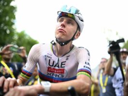 Pogacar cade e si ritira dalla Vuelta, sprint di Coquard e Mas in maglia rossa