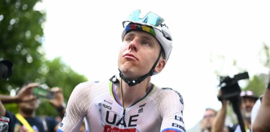 Pogacar cade e si ritira dalla Vuelta, sprint di Coquard e Mas in maglia rossa