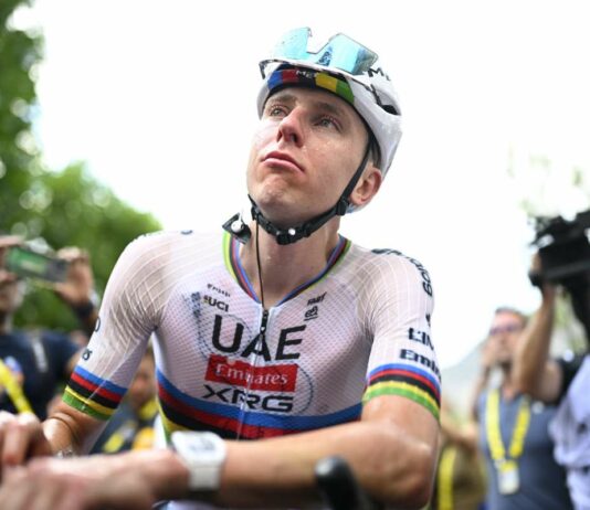 Pogacar cade e si ritira dalla Vuelta, sprint di Coquard e Mas in maglia rossa
