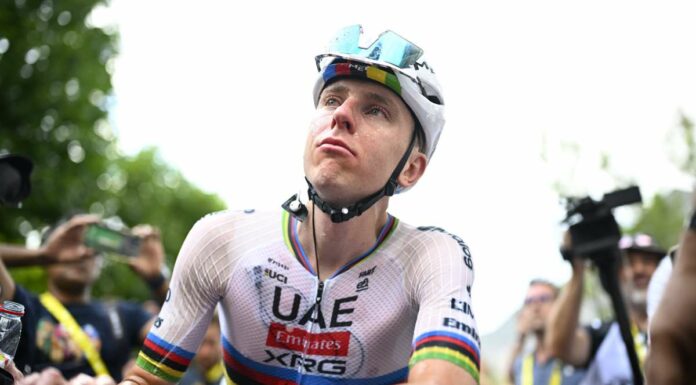 Pogacar cade e si ritira dalla Vuelta, sprint di Coquard e Mas in maglia rossa