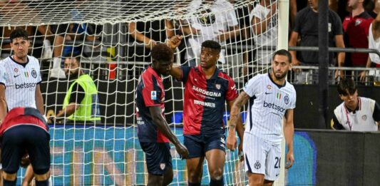 Calhanoglu lancia l’Inter a Cagliari, nerazzurri a punteggio pieno