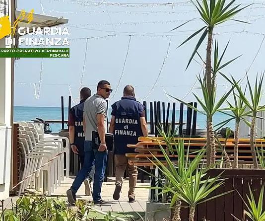 Scoperti 5 lavoratori in nero in uno stabilimento balneare del Pescarese, sanzioni fino a 24.000 euro