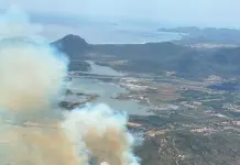 Un incendio minaccia le abitazioni a Muravera, in azione i mezzi aerei