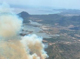 Un incendio minaccia le abitazioni a Muravera, in azione i mezzi aerei