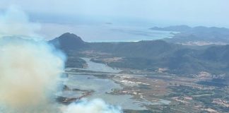 Un incendio minaccia le abitazioni a Muravera, in azione i mezzi aerei