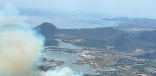 Un incendio minaccia le abitazioni a Muravera, in azione i mezzi aerei