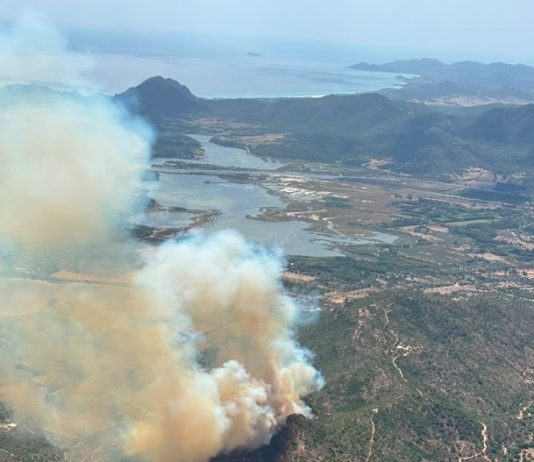 Un incendio minaccia le abitazioni a Muravera, in azione i mezzi aerei