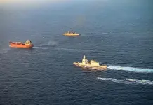 La Nave Thaon di Revel abborda nel Mediterraneo una petroliera sanzionata dall’Ue e appartenente alla “flotta ombra” russa