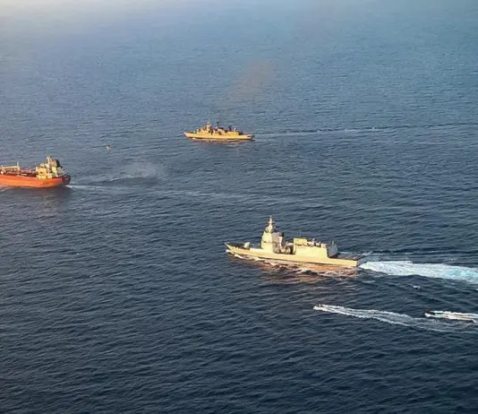 Nave della Marina italiana abborda a ovest di Pantelleria una petroliera sanzionata dall’Ue e appartenente alla “flotta ombra” russa