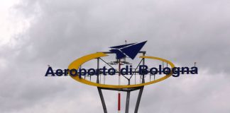 Ruba profumi e occhiali per 5 mila euro all’aeroporto di Bologna, denunciato un cittadino rumeno