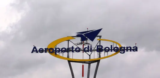 Ruba profumi e occhiali per 5 mila euro all’aeroporto di Bologna, denunciato un cittadino rumeno
