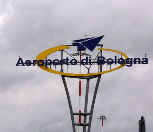 Ruba profumi e occhiali per 5 mila euro all’aeroporto di Bologna, denunciato un cittadino rumeno